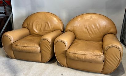 Paire de large fauteuils en cuir crème.
80...