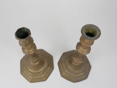 Deux bougeoirs en bronze doré, le fut balustre,...