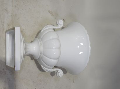 Vase Médicis en faïence émaillée blanche...