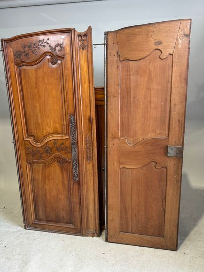 Paire de portes d'armoire en merisier à décor...