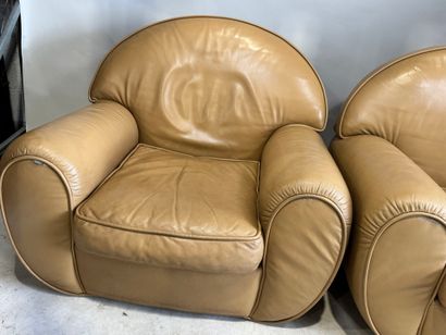 Paire de large fauteuils en cuir crème.
80...