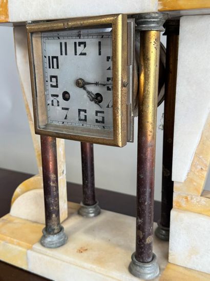 Pendule portique en marbre blanc veiné et...