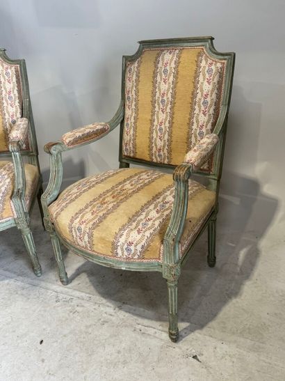 Deux fauteuils à la reine pouvant former...