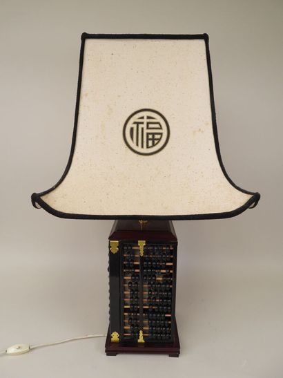 CHINE, XXe.
Pied de lampe, les quatre faces...