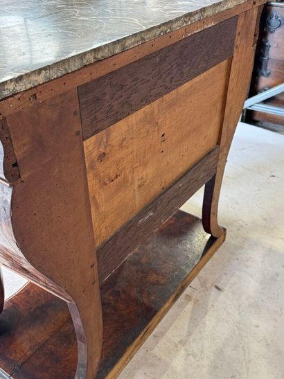 Commode en bois et placage de noyer ouvrant...