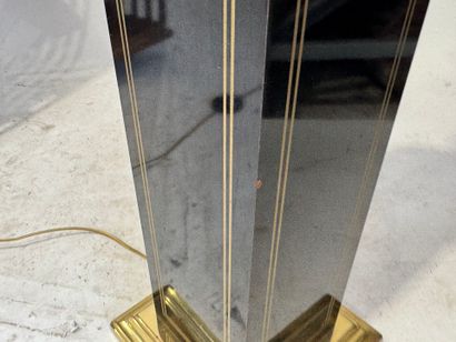 Lampe ovoïde sur piedéstal carré laqué noir...