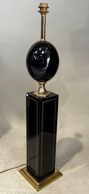 Lampe ovoïde sur piedéstal carré laqué noir...