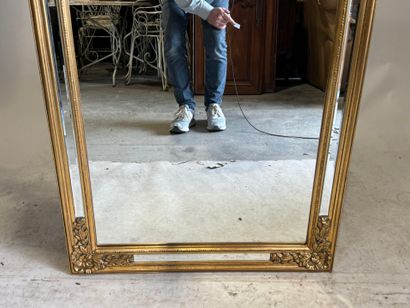 Miroir rectangulaire en bois doré et parcloses,...