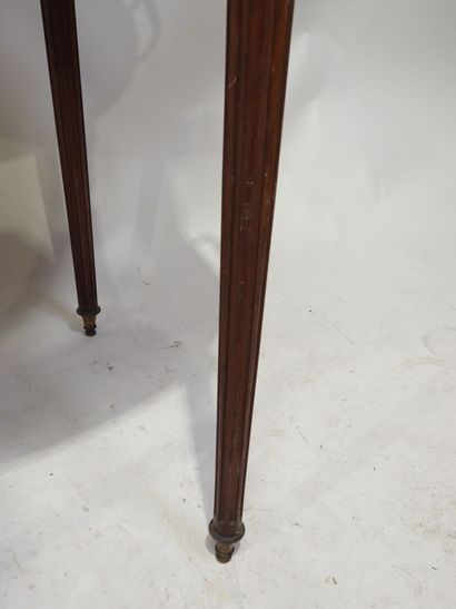 Table à thé en bois et marqueterie, le plateau...