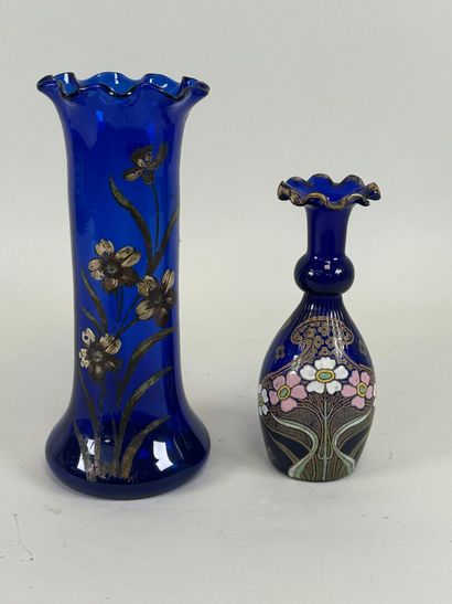 Deux vases en verre coloré dont un émaillé...