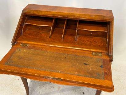 Bureau de pente en merisier ouvrant par un...