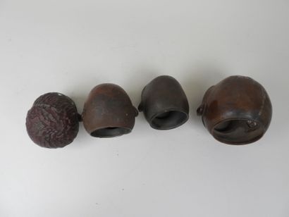 Quatre matrices en bronze de tête de poupée....