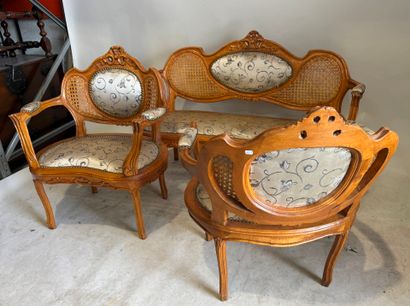 Partie de salon en bois mouluré et sculpté...