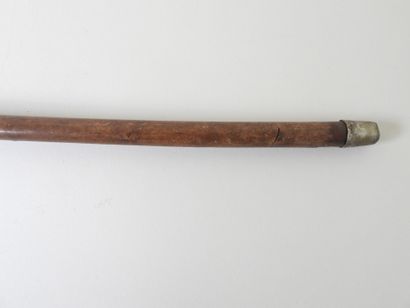 Canne en bois, le pommeau en argent 800/1000e...