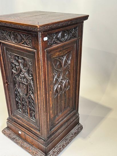 Chevet en chêne mouluré et sculpté, ouvrant...