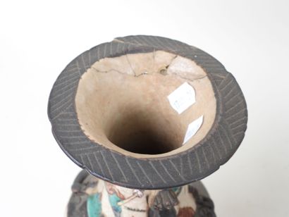 NANKIN, XIXe.
Paire de vases en faïence à...