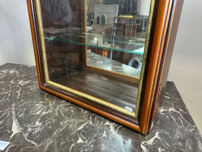 Vitrine en bois teinté ouvrant par un vantail...