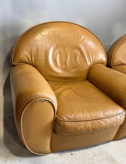 Paire de large fauteuils en cuir crème.
80...