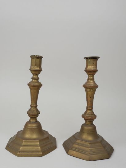 Deux bougeoirs en bronze doré, le fut balustre,...