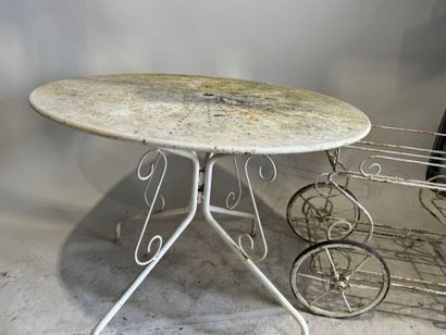 Ensemble de jardin en métal laqué blanc comprenant;
-...