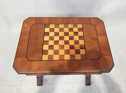 Meuble d'appoint en bois et placage, le plateau...