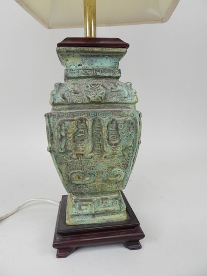 CHINE, XXe.
Pied de lampe en bronze et monture...