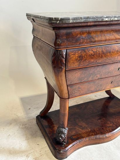 Commode en bois et placage de noyer ouvrant...