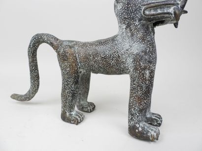 École XXe. 
Léopard en bronze patiné. 
24...