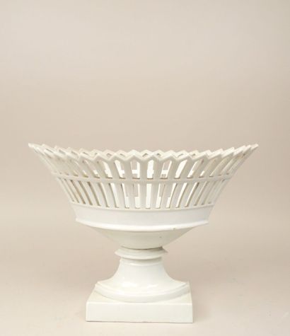 PARIS, XIXe.
Centre de table en porcelaine,...