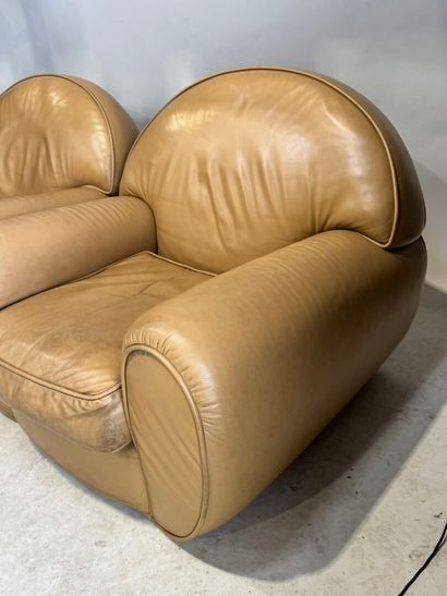 Paire de large fauteuils en cuir crème.
80...