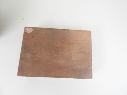 Réunion de deux boîtes en bois, l'une à courrier...