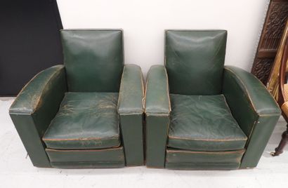 Paire de fauteuils club en cuir vert, l'assise...