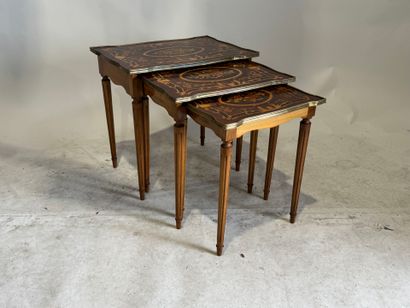 Table gigogne en bois, les plateaux chantournés...