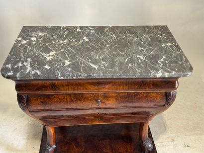 Commode en bois et placage de noyer ouvrant...