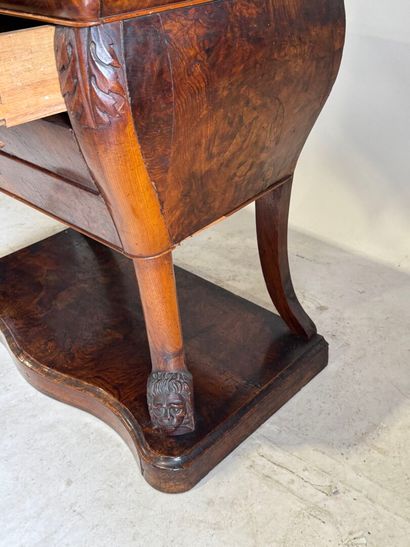 Commode en bois et placage de noyer ouvrant...