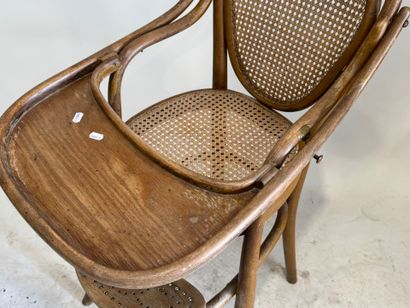 THONET.
 Chaise haute d'enfant en bois courbé...