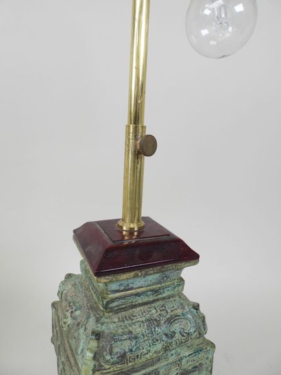 CHINE, XXe.
Pied de lampe en bronze et monture...