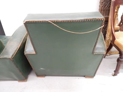 Paire de fauteuils club en cuir vert, l'assise...