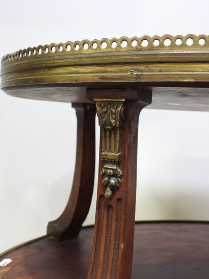 Table à thé en bois et marqueterie, le plateau...