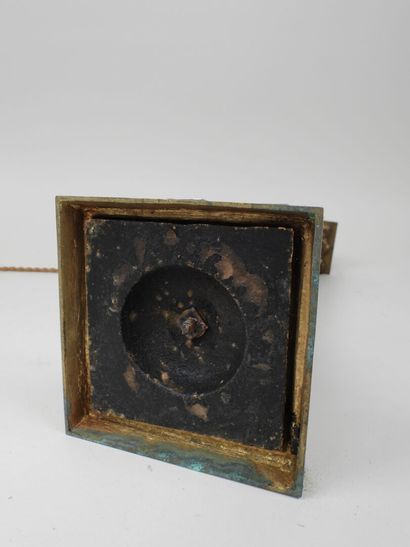 Pied de lampe en bronze, la base de section...