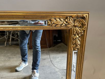 Miroir rectangulaire en bois doré et parcloses,...