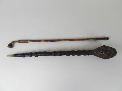 CHINE, XXe.
Deux pipes à opium en bois sculpté...