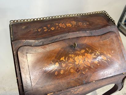 Bureau de dame galbé toutes faces en bois...