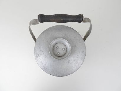Trois gamelles en aluminium, sur un support...