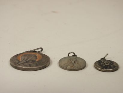 Lot de trois médailles religieuses en métal...