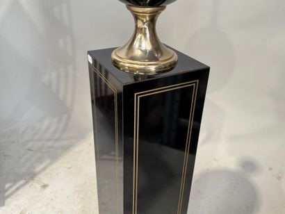 Lampe ovoïde sur piedéstal carré laqué noir...