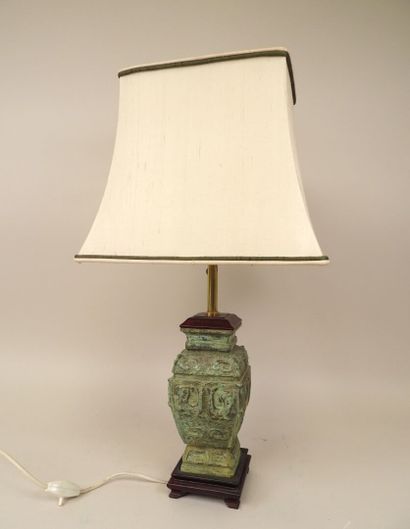 CHINE, XXe.
Pied de lampe en bronze et monture...