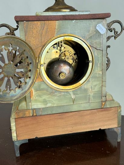 Pendule en onyx, bois et laiton ciselé, à...