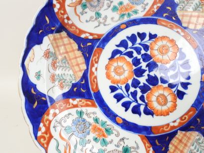 JAPON, fin XIXe.
Important plat en porcelaine...