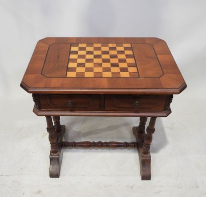 Meuble d'appoint en bois et placage, le plateau...